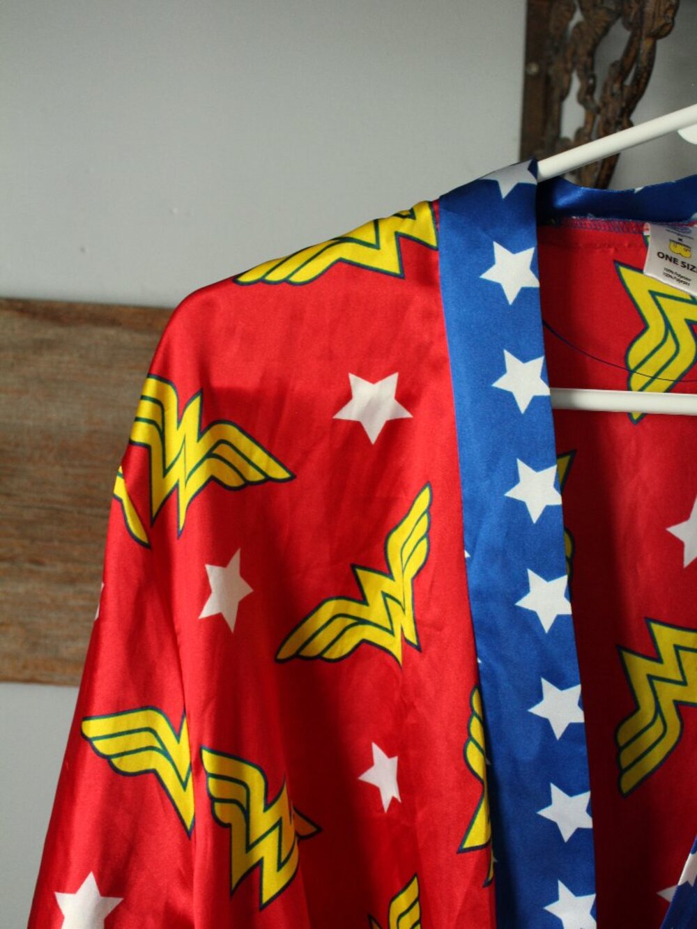 Wonder Woman O/S Kimono Style Robe - Picture 2 of 3